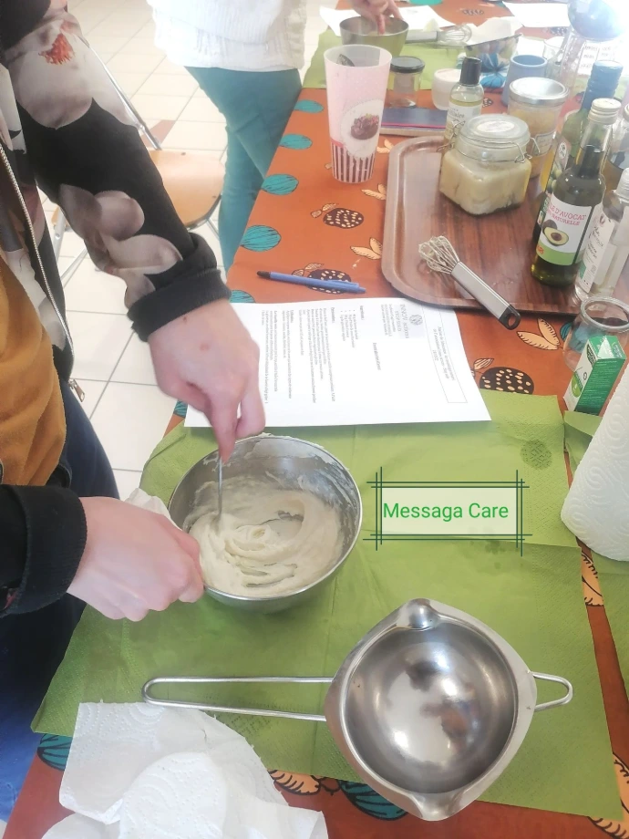 Atelier de fabrication de cosmétiques naturels à Dijon proposé par Messaga Care avec ingrédients naturels.